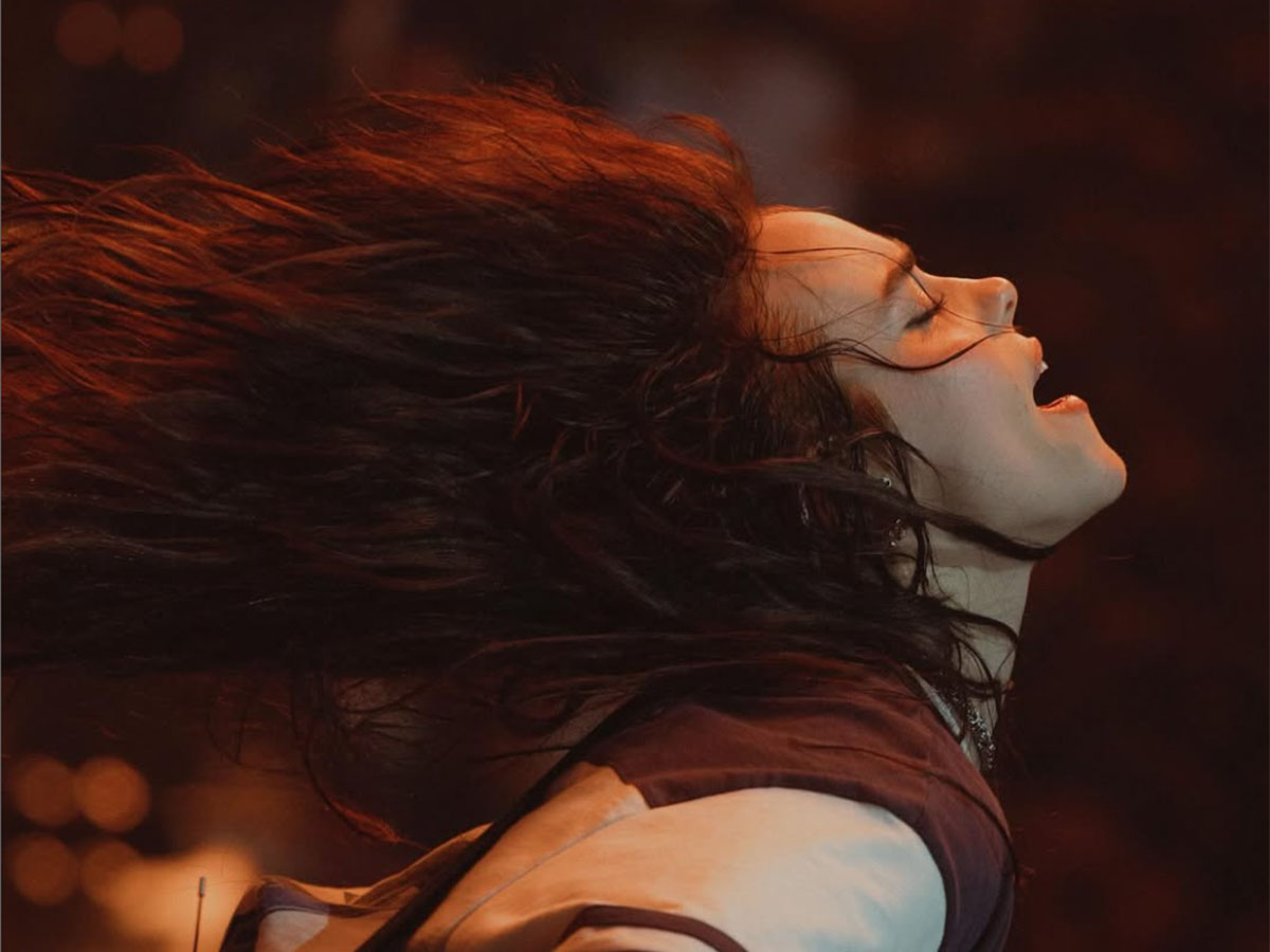 Billie Eilish domină American Music Awards 2025: 7 trofee câștigate, inclusiv Artistul Anului