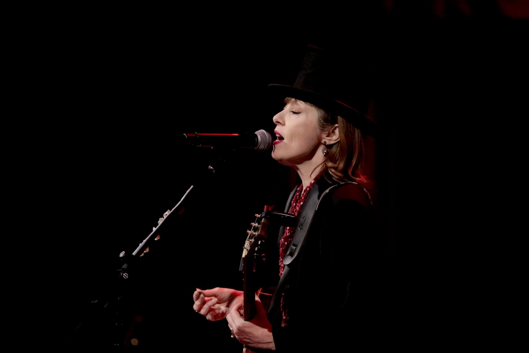 Suzanne Vega revine cu „Flying With Angels” – un album ca o poezie urbană și confesiune personală