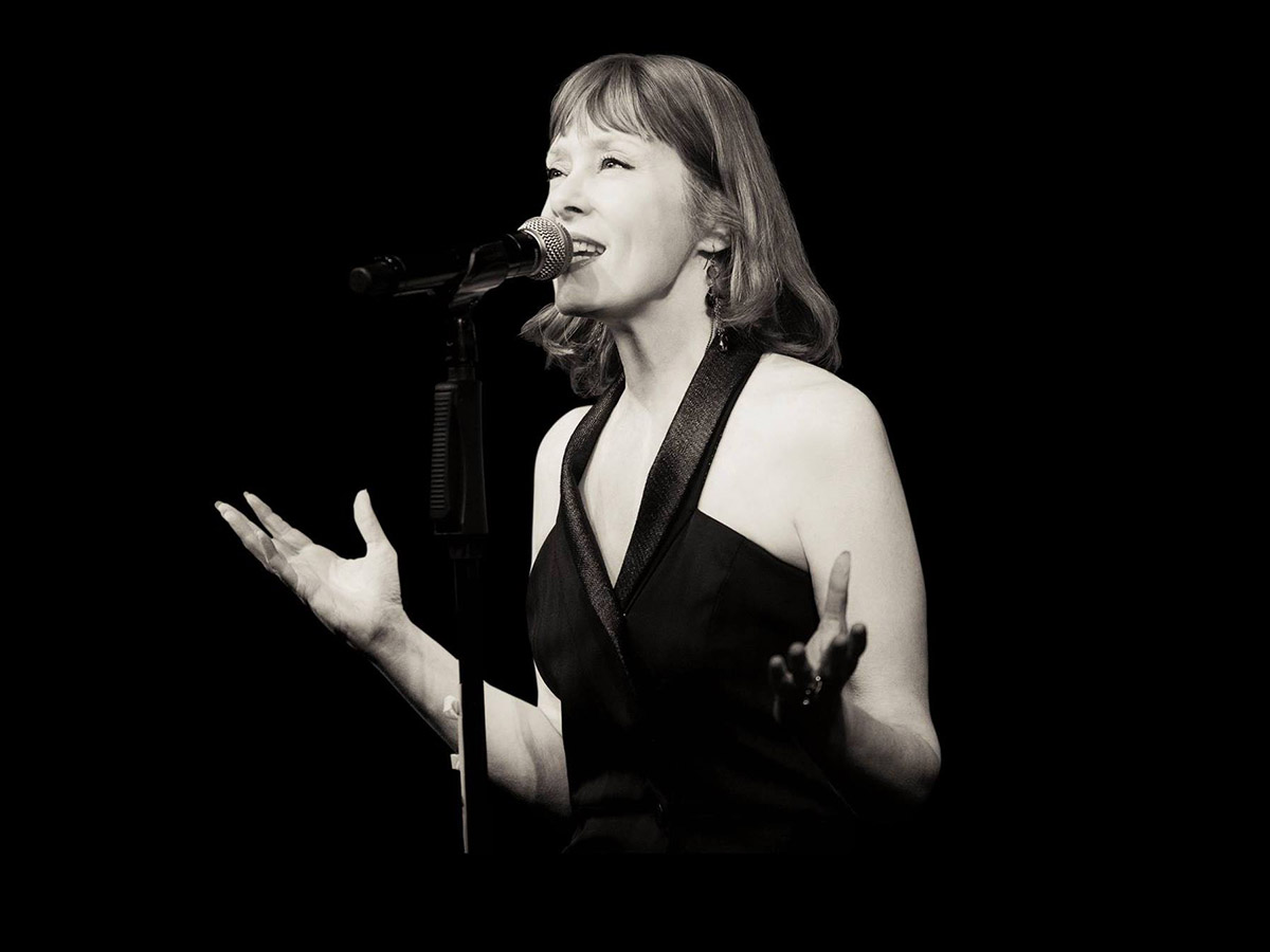 Suzanne Vega revine cu „Flying With Angels” – un album ca o poezie urbană și confesiune personală