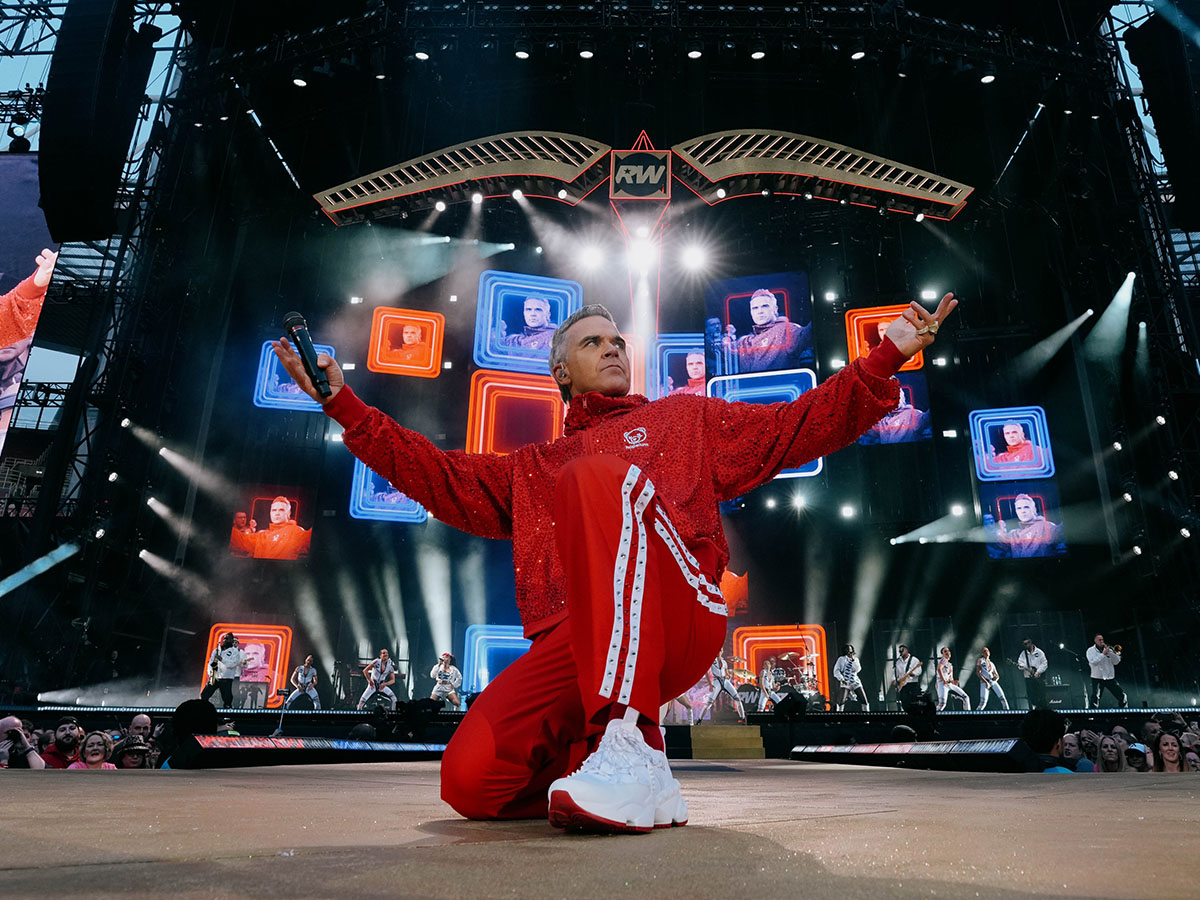 Robbie Williams lansează videoclipul „Spies”, filmat în turneul mondial „BRITPOP”