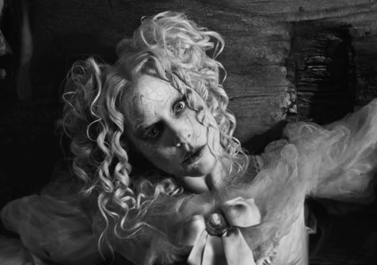 Lady Gaga lansează videoclipul „The Dead Dance”, regizat de Tim Burton