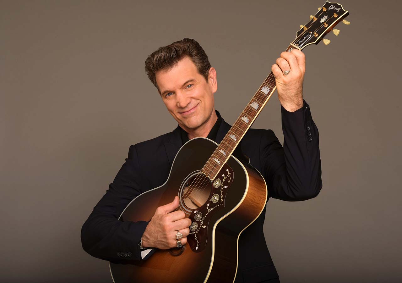 Chris Isaak concertează pentru prima dată în România