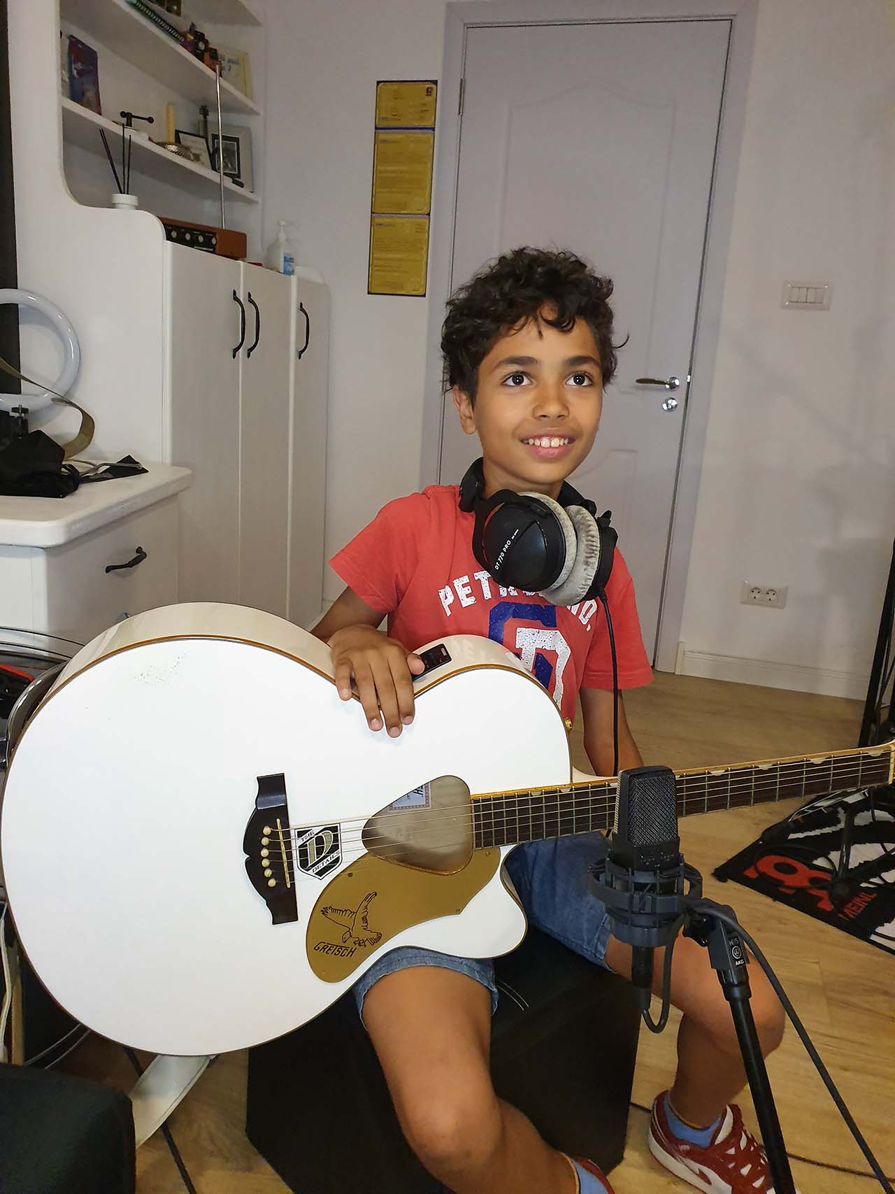 Noah K, chitarist și compozitor în vârstă de 13 ani, lansează o nouă piesă: ”The Ride Back Home”