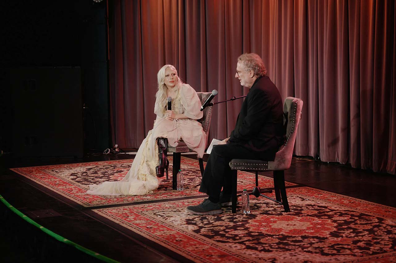 Lady Gaga lansează gratuit pe YouTube filmul-concert „Harlequin Live – One Night Only”