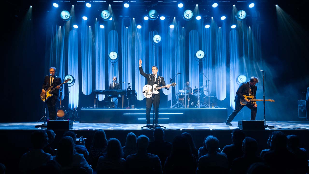 Chris Isaak concertează pentru prima dată în România