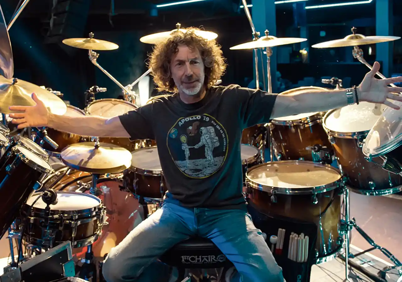 Poză Simon Phillips alaturi de un set de tobe