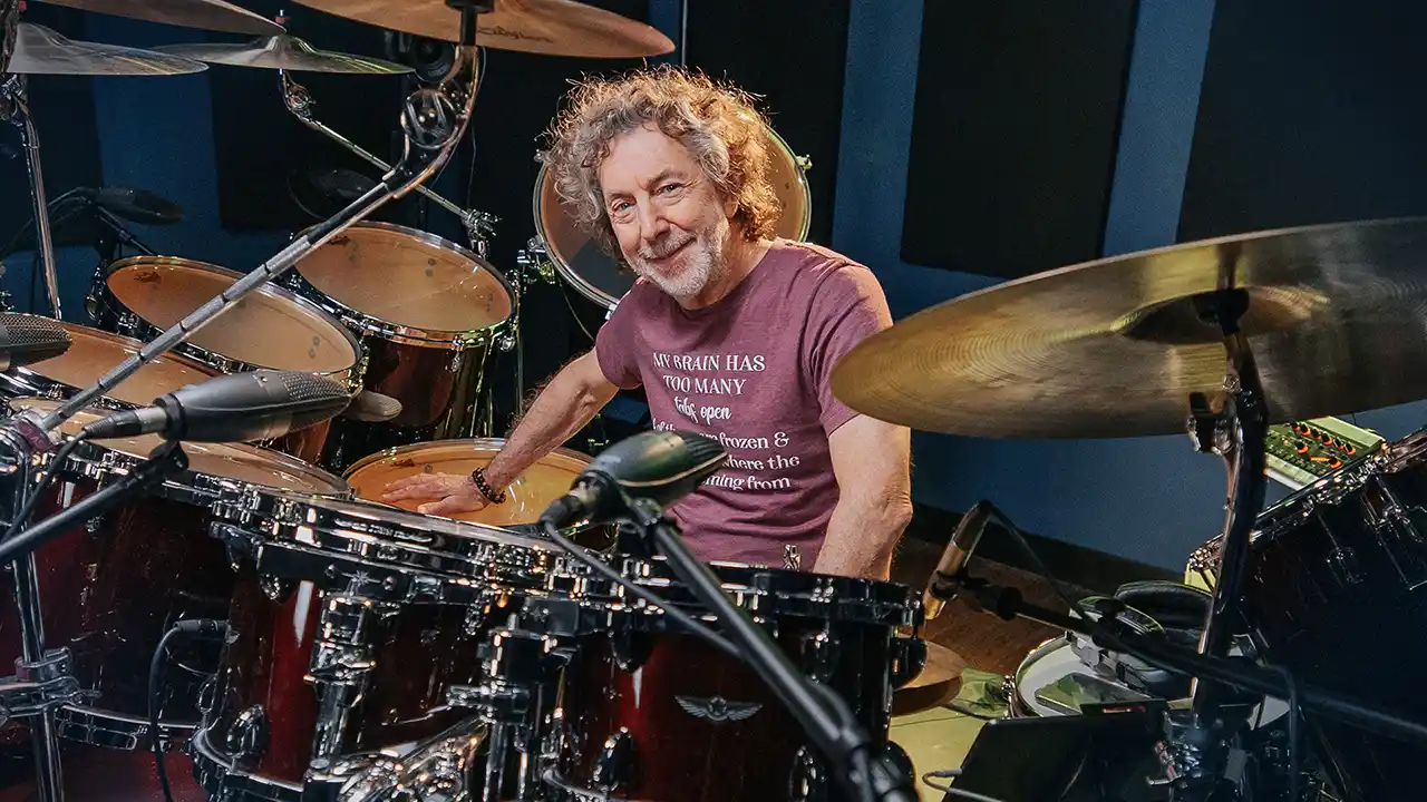 Poză Simon Phillips alaturi de un set de tobe