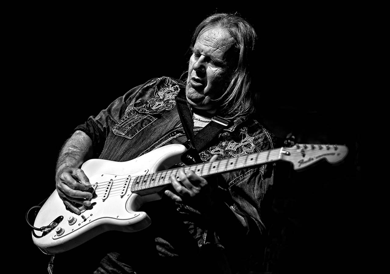 WALTER TROUT, unul dintre numele importante ale blues-rockului american, va concerta în premieră la Brașov Jazz & Blues Festival 2026