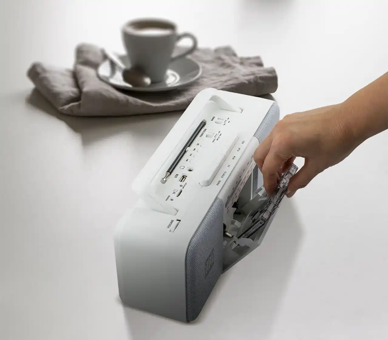 Casetofon Electromureș cu casetă, totul pe o masă