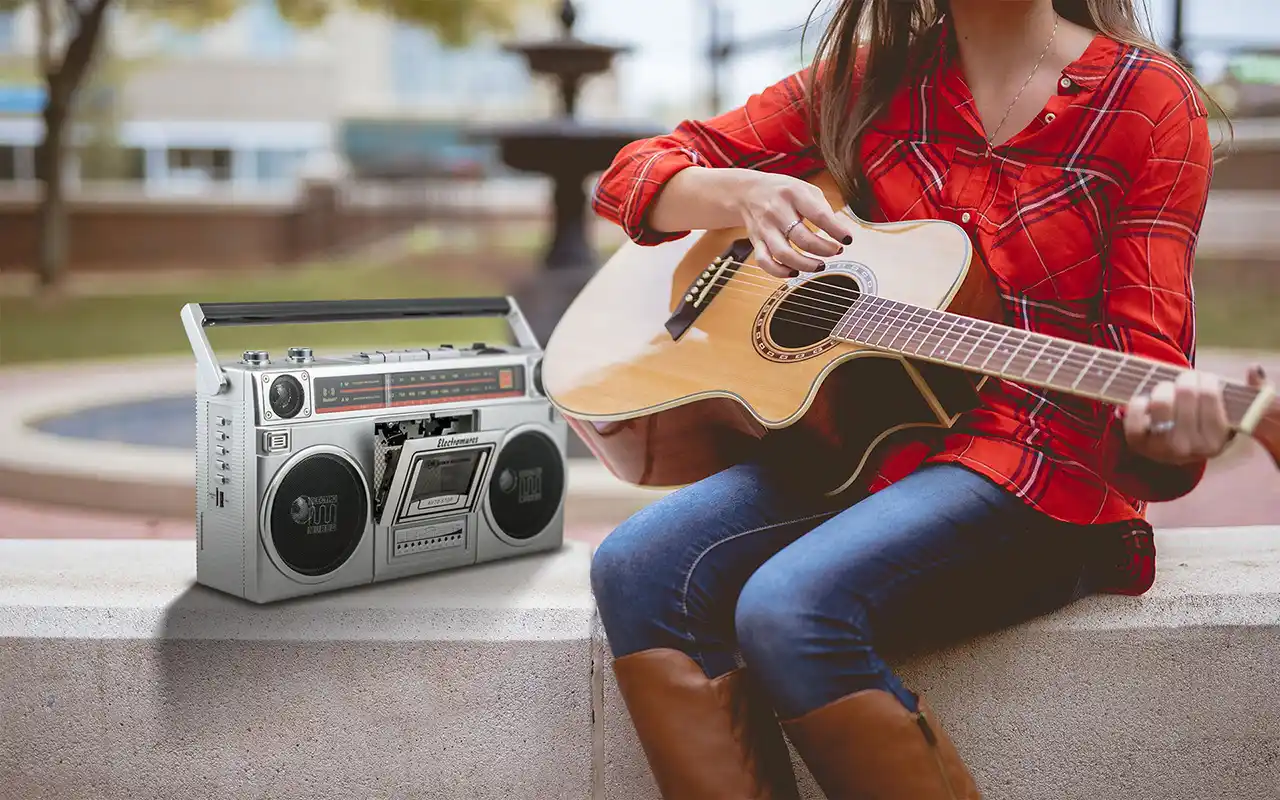 Casetofon Electromureș alături de o fată care cântă la chitară