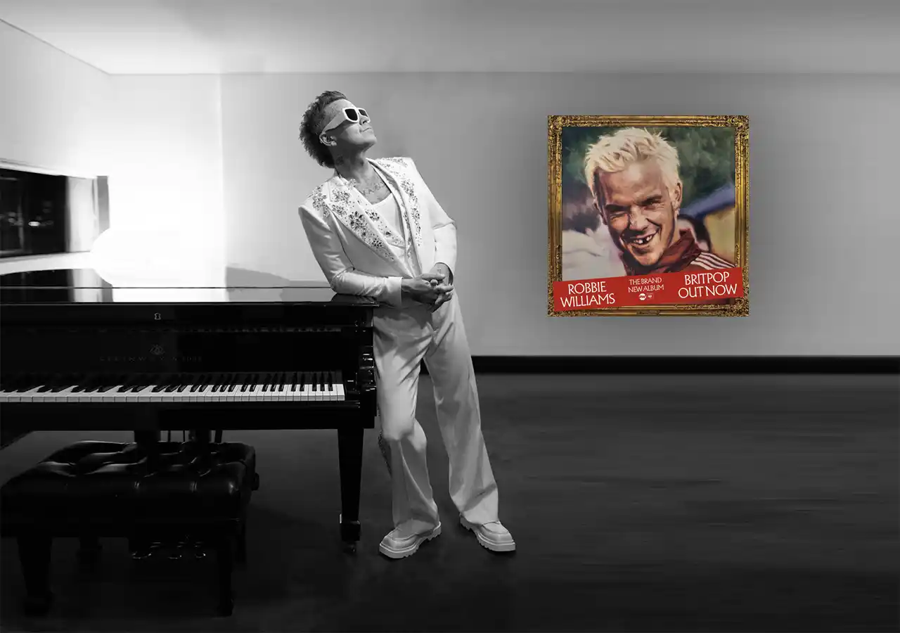 Robbie Williams se uită la un tablou cu noul album BritPop