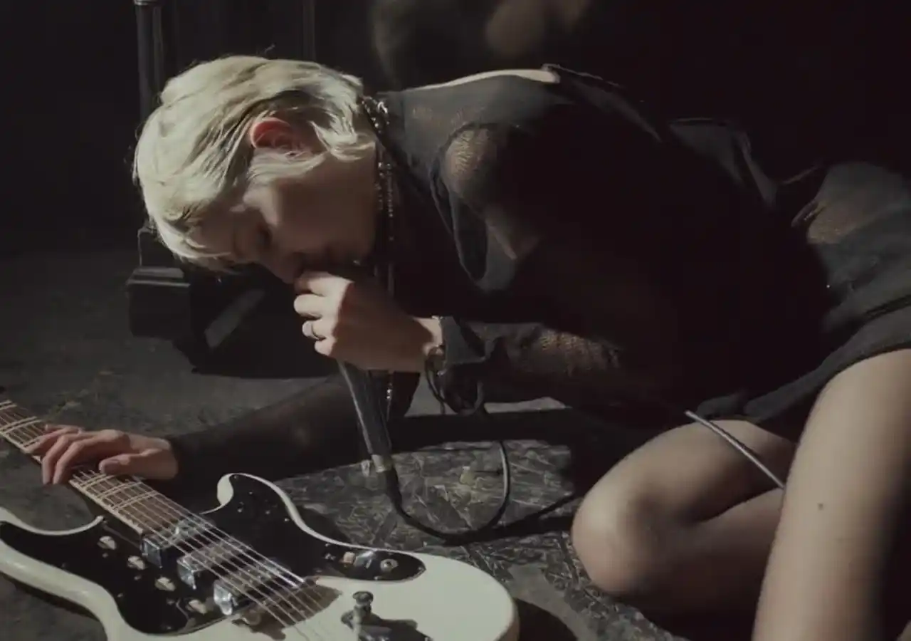 Stella Rose, imagine din videoclipul Drugstore Romeo