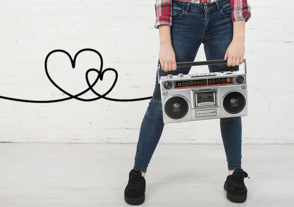 Concurs | Spune-ne care este cea mai frumoasă melodie de dragoste românească și poți câștiga un casetofon Electromureș
