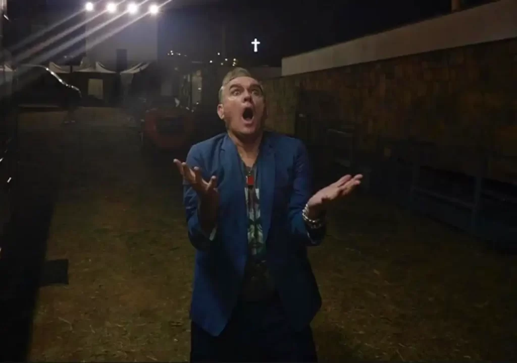 Morrissey lansează piesa „Notre-Dame”, eliminând versurile care fac referire la terorism