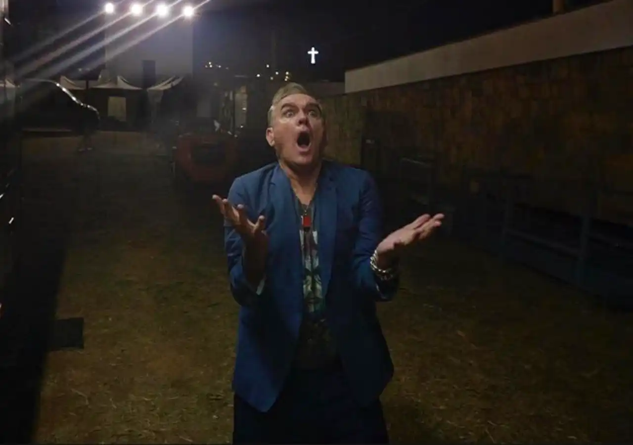Morrissey lansează piesa „Notre-Dame”, eliminând versurile care fac referire la terorism
