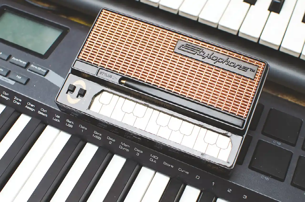 Stilofonul, la care se cântă cu un „creion”; în contact cu modulele de sunet ale dispozitivului producea sunete originale. De asemenea, a fost folosit de Kraftwerk pe album și în concerte.