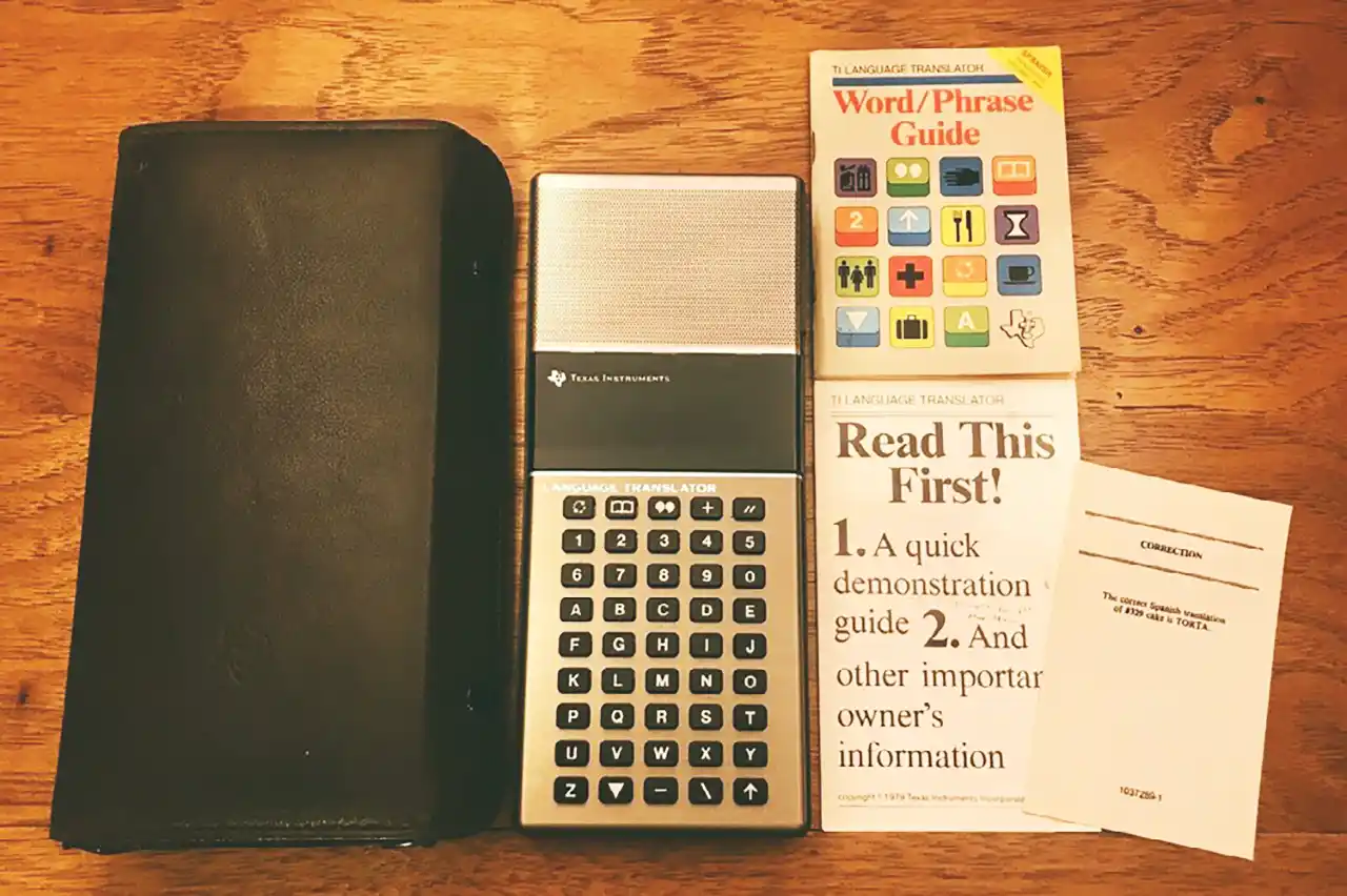 Un traducător audio, folosit pe înregistrările albumului.