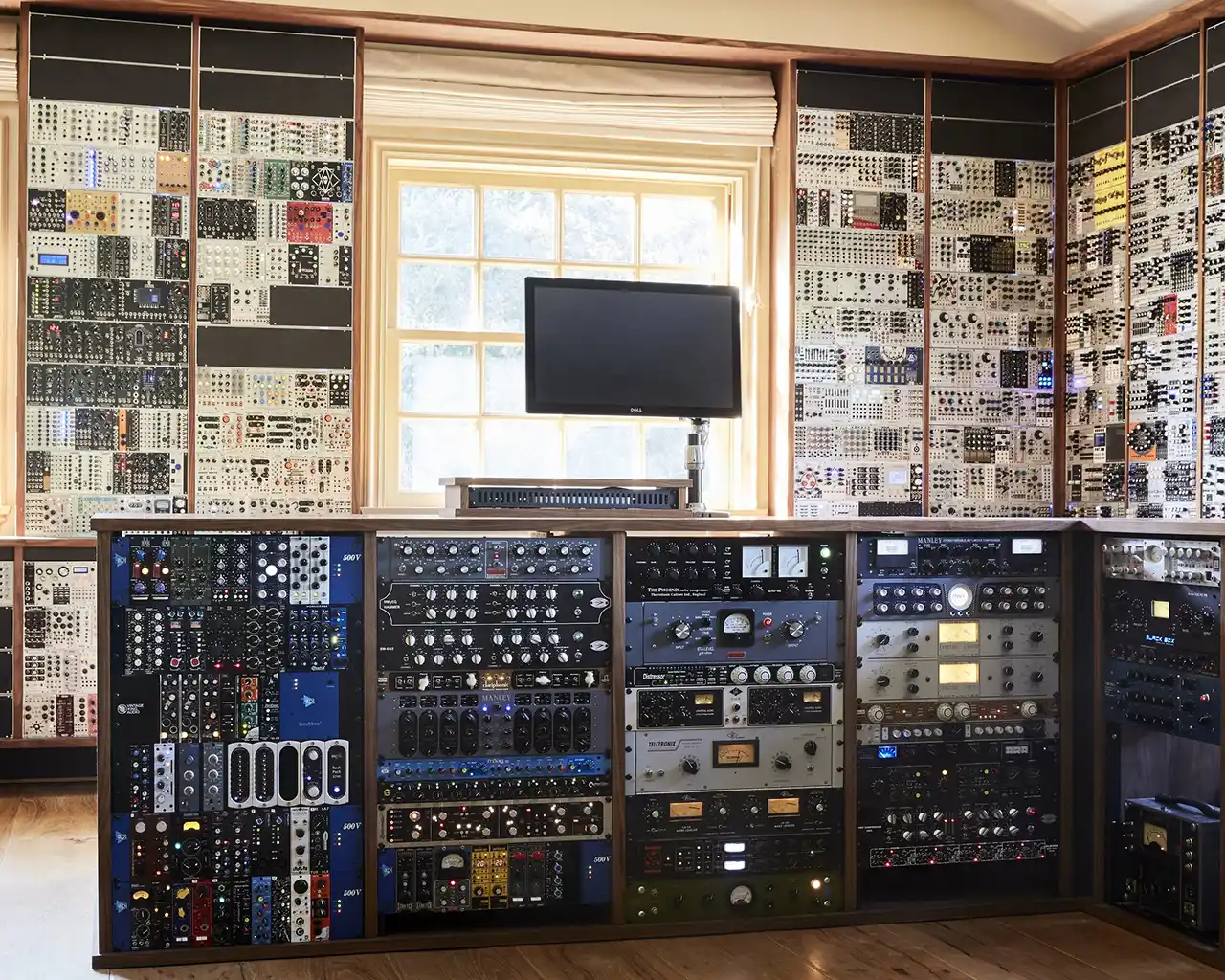 Poză din Studioul lui Martin Gore din Santa Barbara