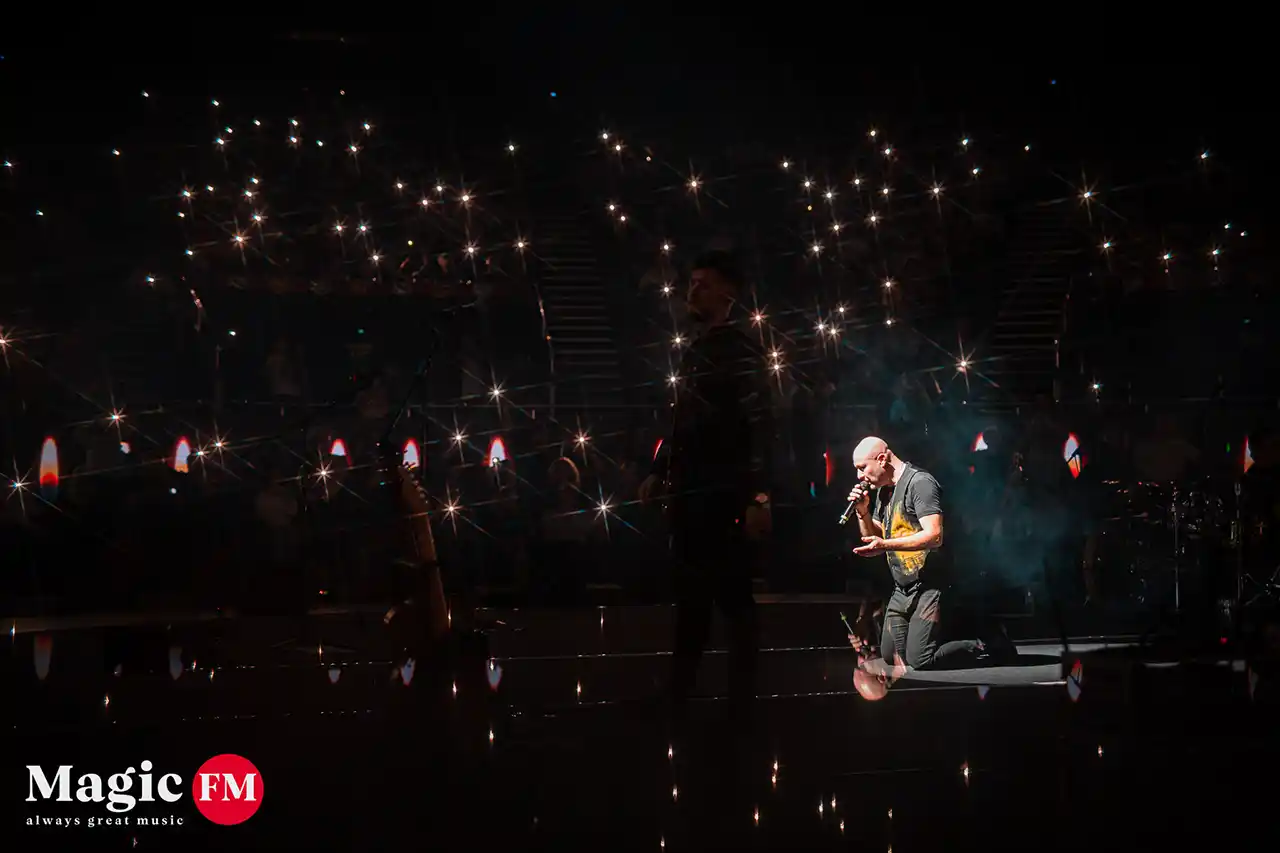 Poză cu Mihai Georgescu pe scenă, în concert