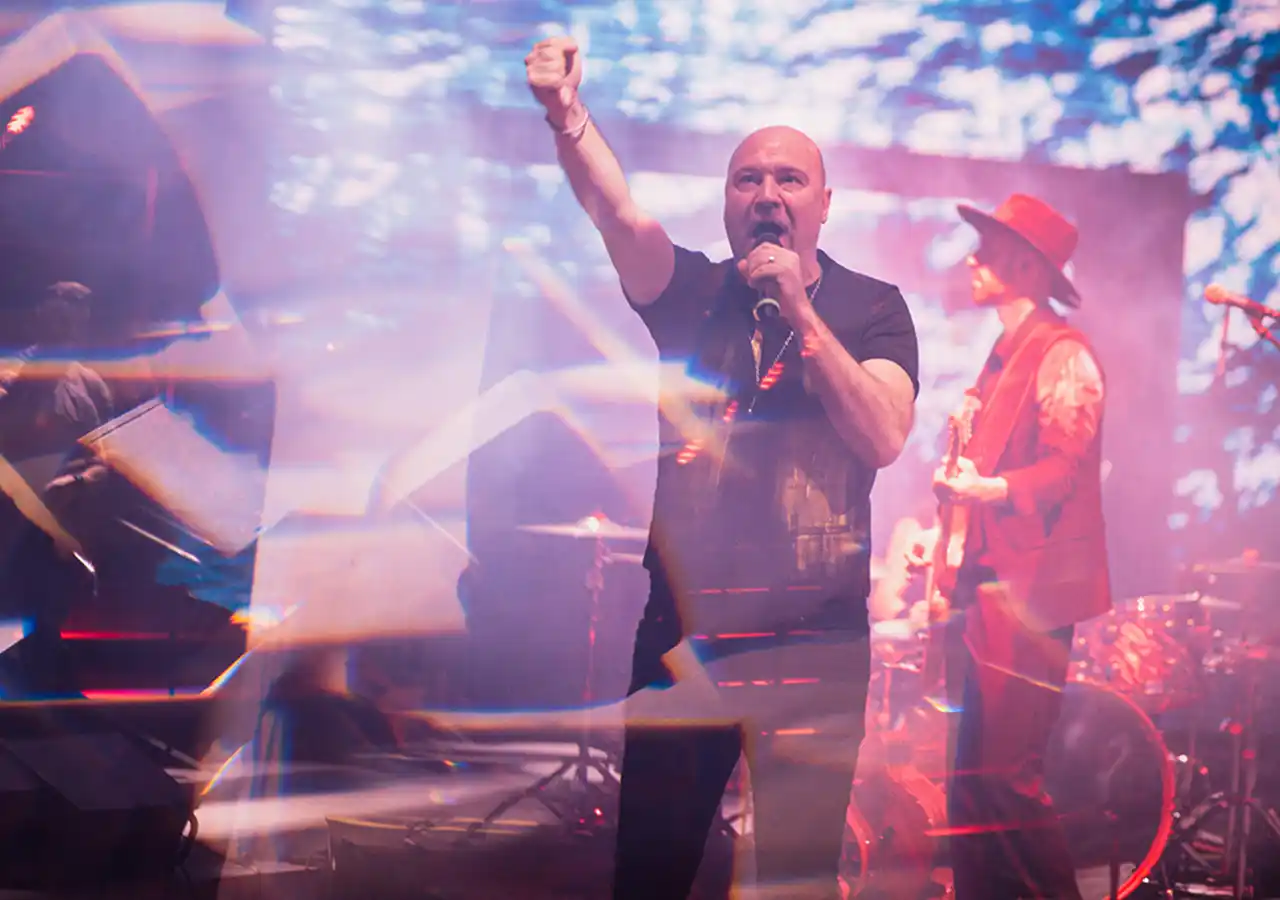 Poză cu Mihai Georgescu pe scenă, în concert