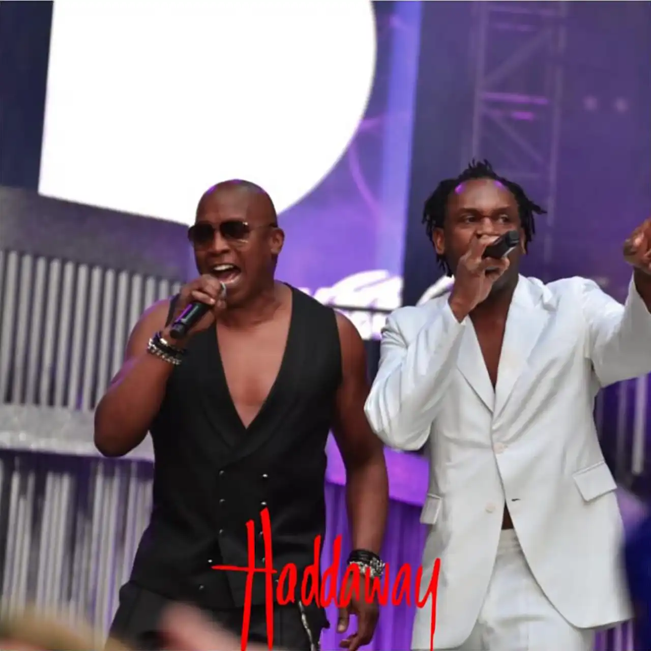 Două legende ale anilor ’90 se întâlnesc pe aceeași scenă la București: Dr. Alban, invitat special în concertul Haddaway
