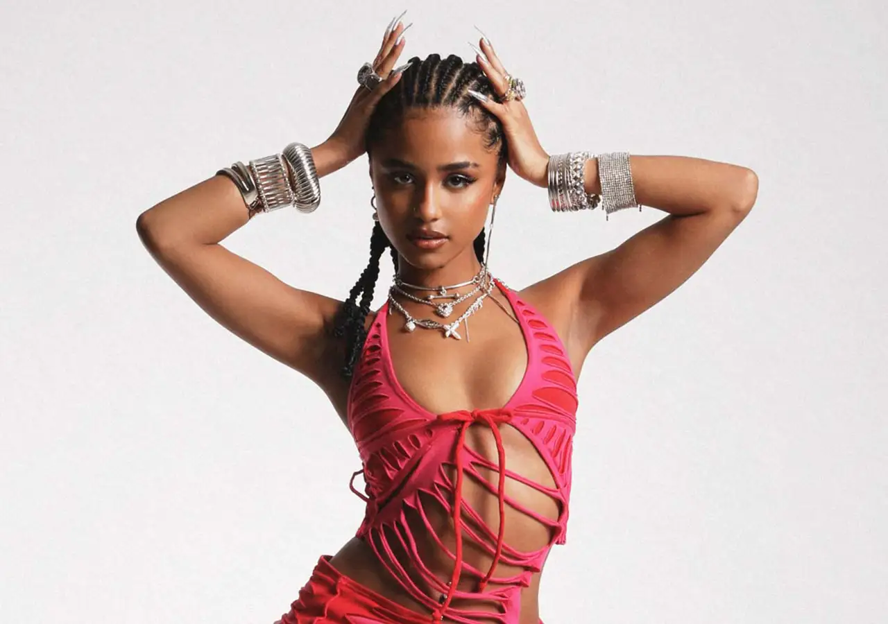 Tyla vine la Beach, Please!