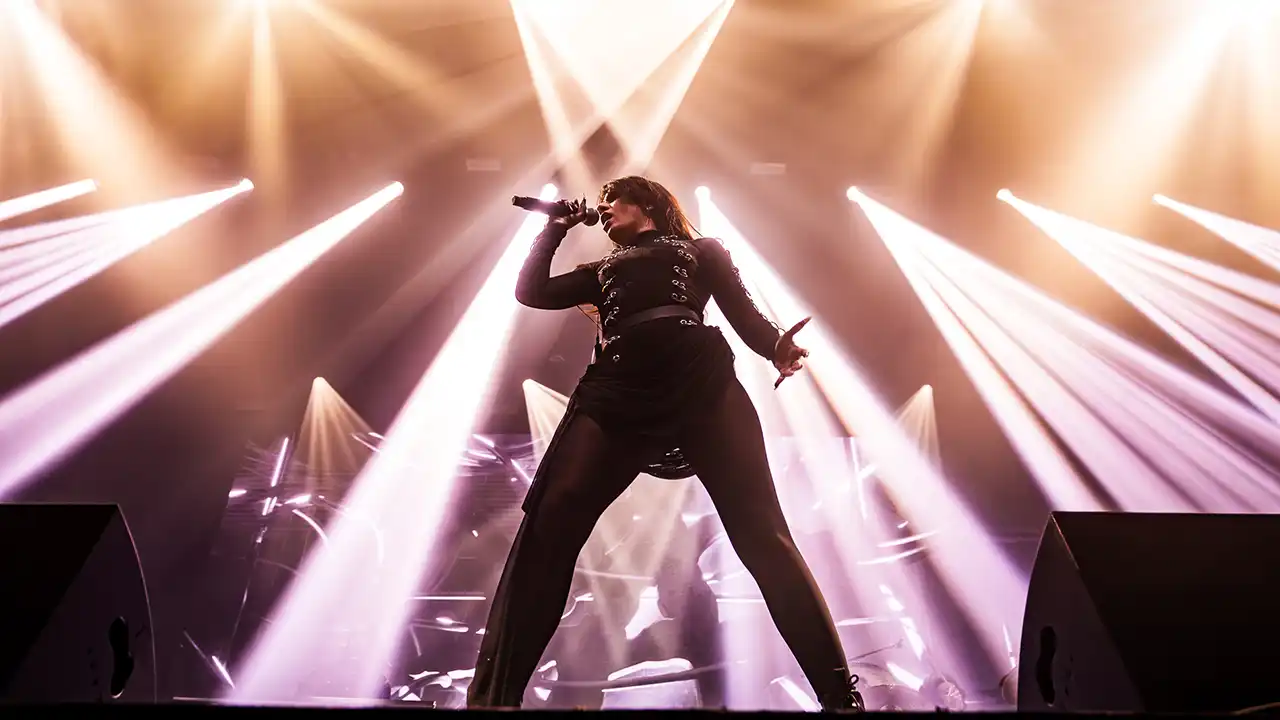 Alexandra Căpitănescu, reprezentanta României la Eurovision 2026, câștigă vizibilitate internațională cu „Choke Me”