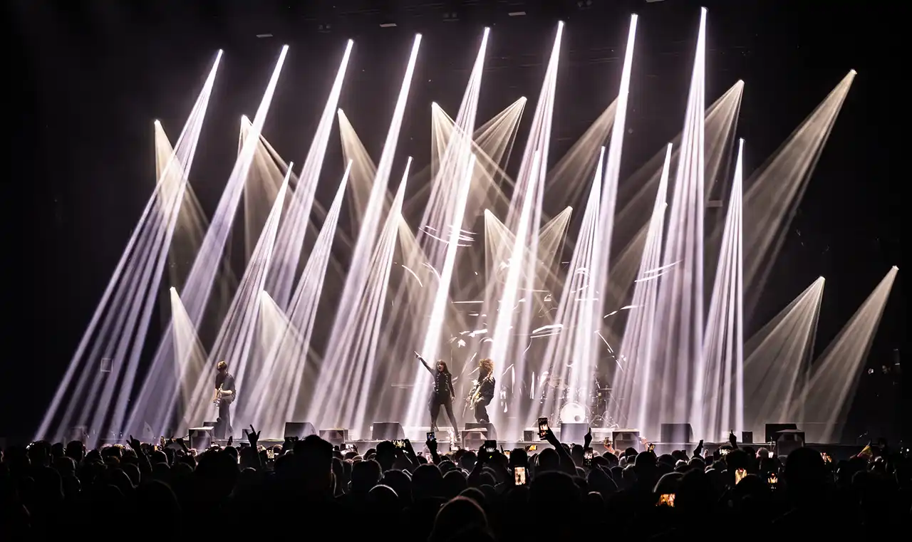 Alexandra Căpitănescu, reprezentanta României la Eurovision 2026, câștigă vizibilitate internațională cu „Choke Me”