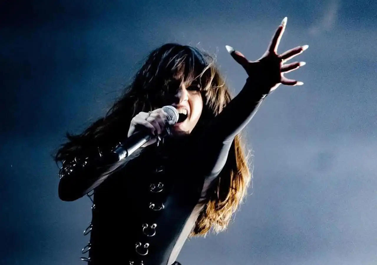 Alexandra Căpitănescu, reprezentanta României la Eurovision 2026, câștigă vizibilitate internațională cu „Choke Me”