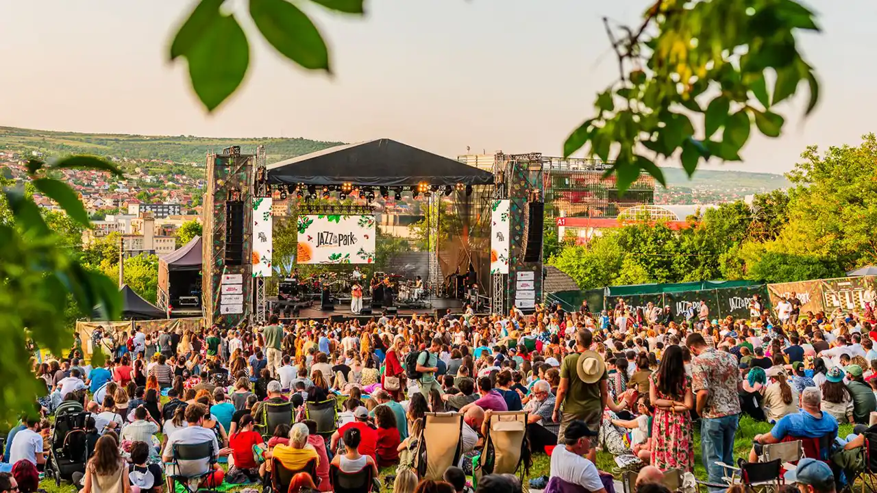 Arooj Aftab, prima artistă pakistaneză care a câștigat un premiu Grammy, vine la Jazz in the Park