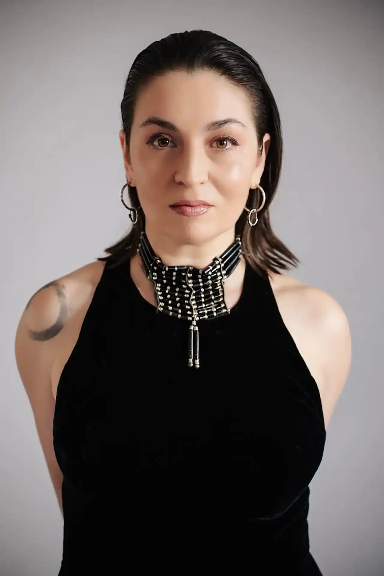 Poză de studio cu Luiza Zan