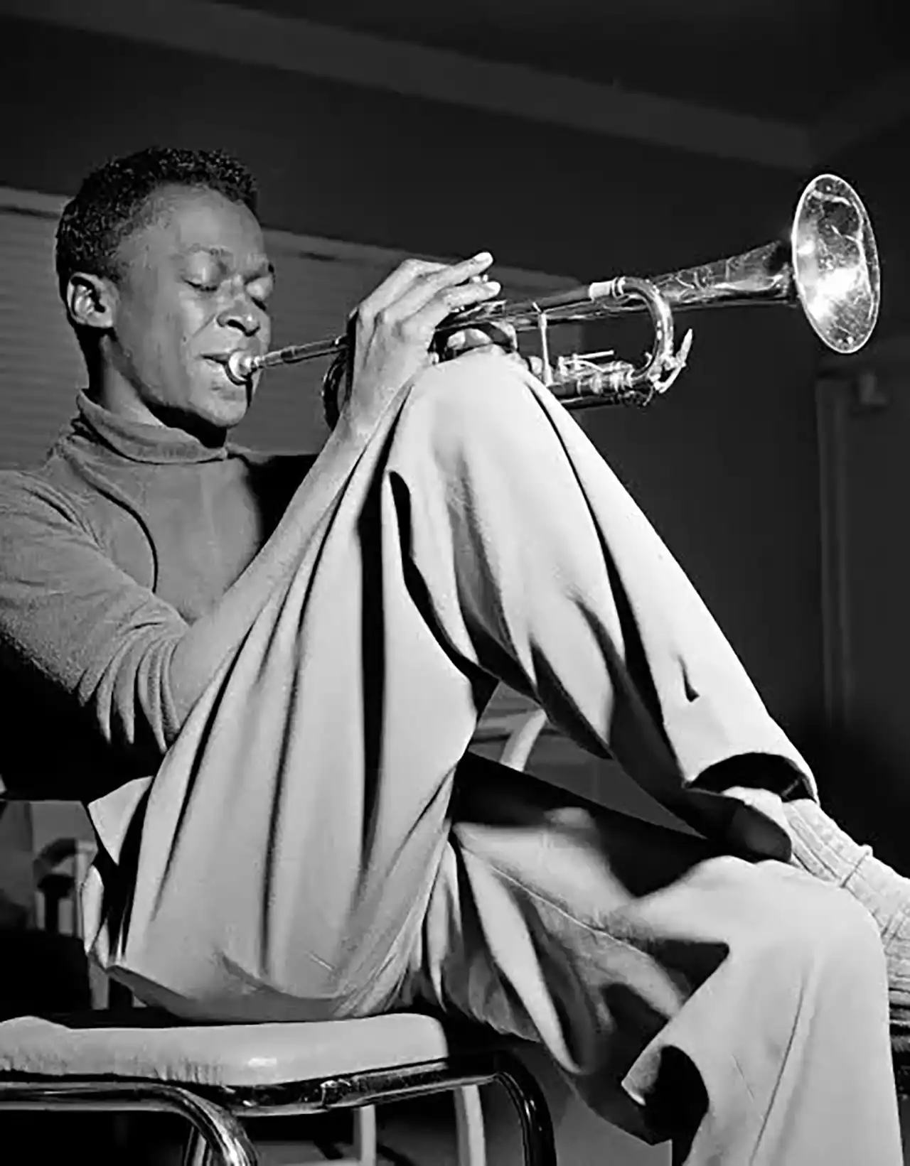 10 piese jazz pe care trebuie să le asculți cel puțin o dată în viață POza cu Miles Davis