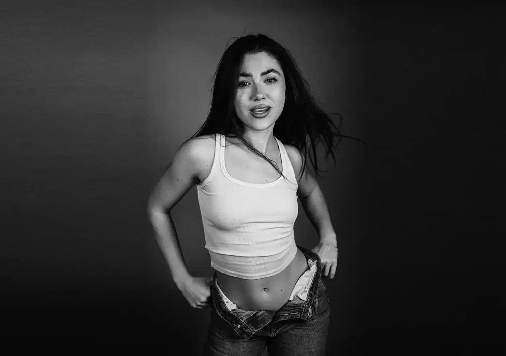 J’IULIA lansează „Dependența”, o poveste muzicală despre dorința de a pleca și nevoia de a rămâne