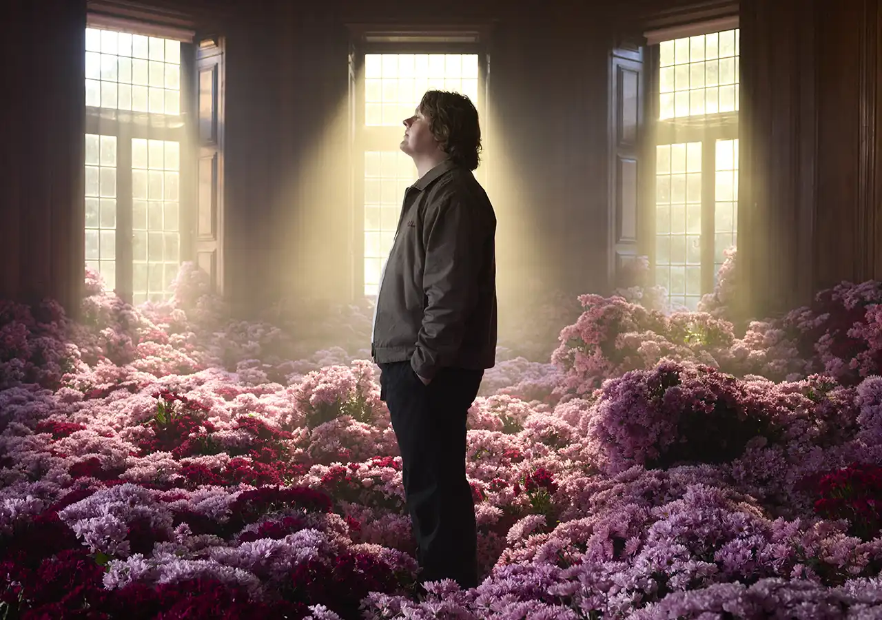 Lewis Capaldi lansează „Stay Love”, noua piesă inclusă pe EP-ul „Survive”