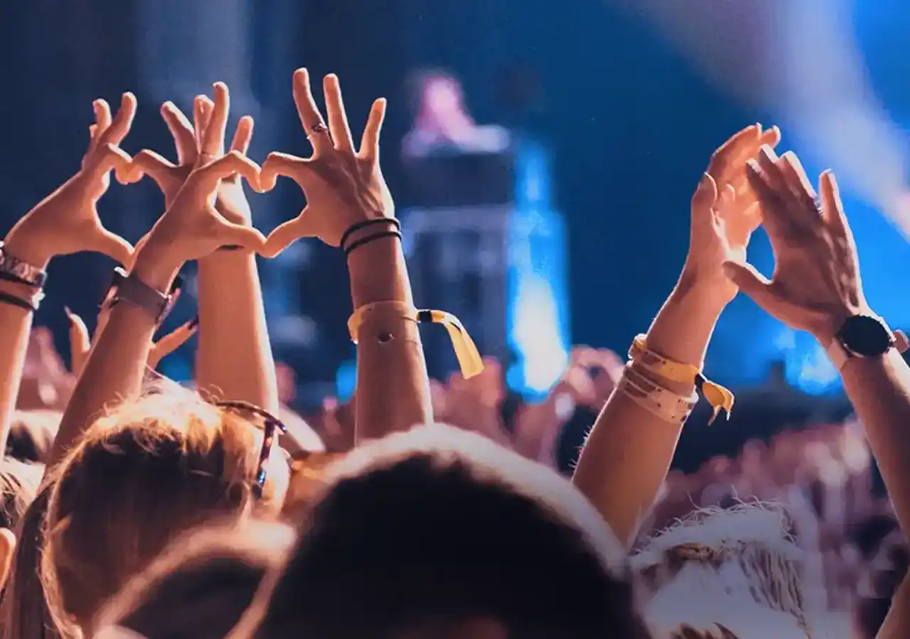 Revolut și Eventim România lansează o opțiune de plată rapidă pentru bilete la concerte și festivaluri