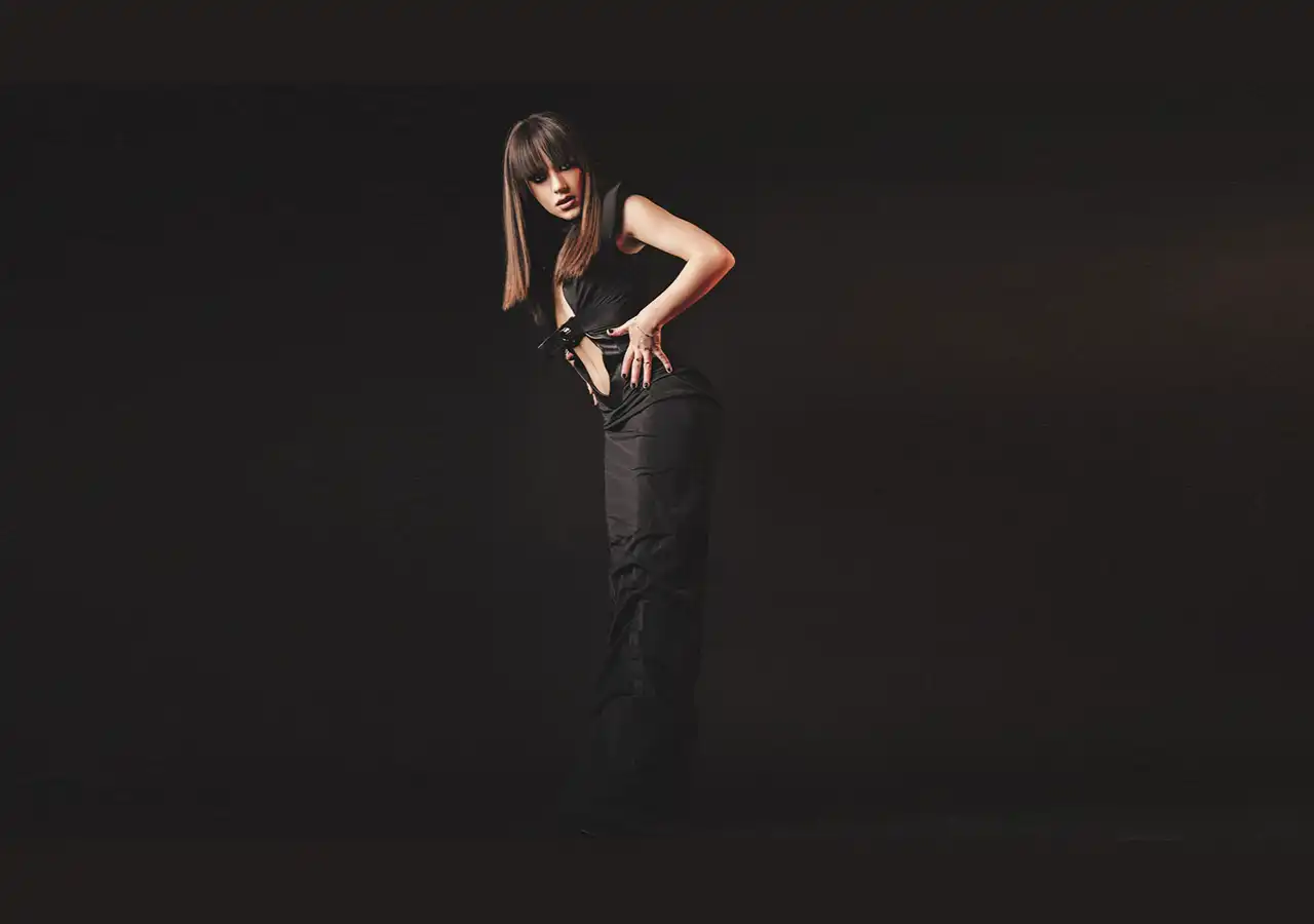 Alexandra Căpitănescu lansează „Choke Me (Piano Version)”