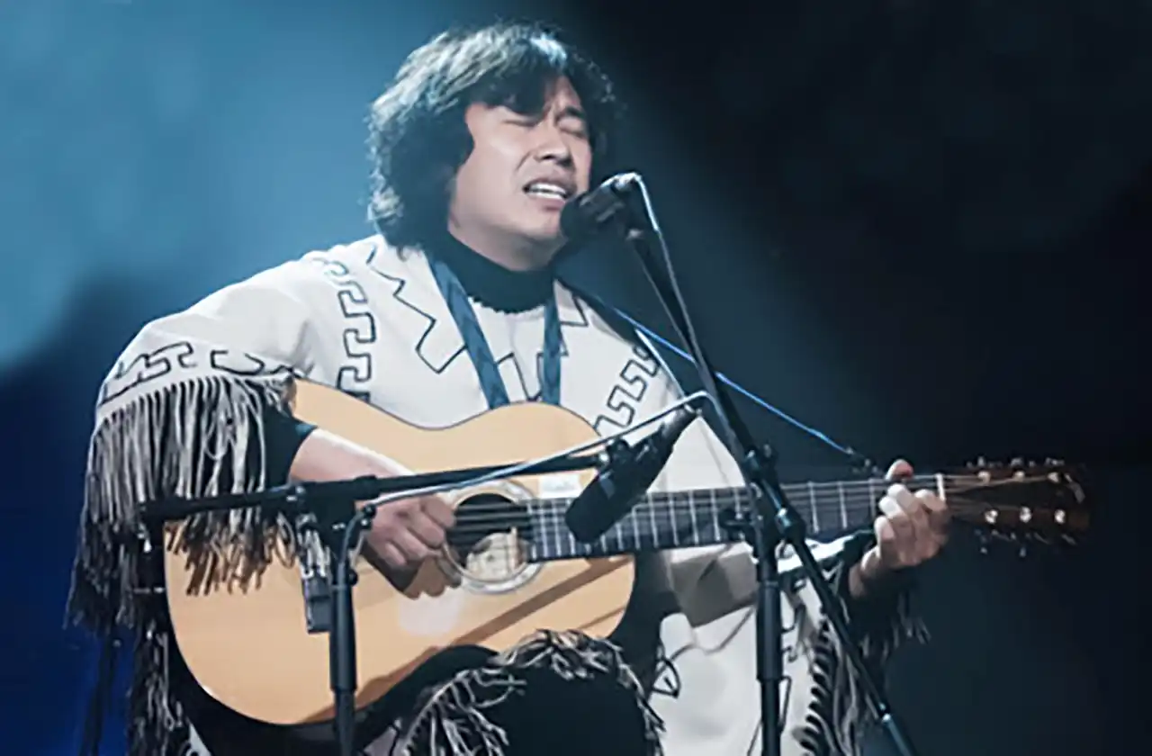 Poză cu Ulises Hermoza cântând la chitară