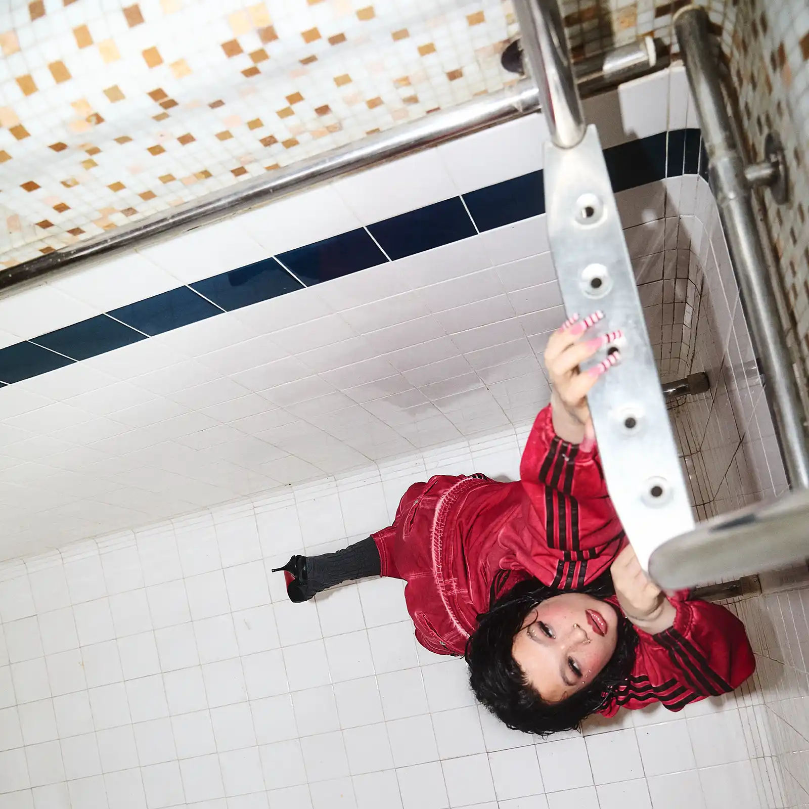 Lola Young revine cu single-ul „From Down Here", prima piesă nouă după succesul global „Messy" Lola Young revine cu single-ul „From Down Here", prima piesă nouă după succesul global „Messy"