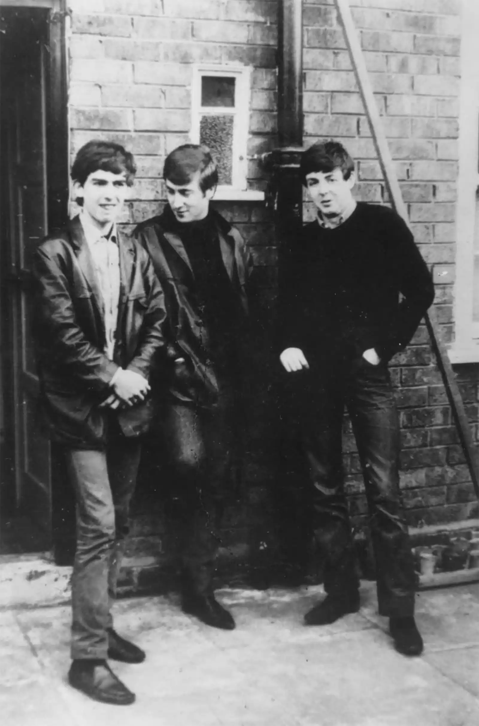 The Beatles (înainte de Ringo), de la stânga: George Harrison, Lennon și McCartney, în fața casei lui Paul din Liverpool, circa 1960. Fotografie: Keystone/Getty Images