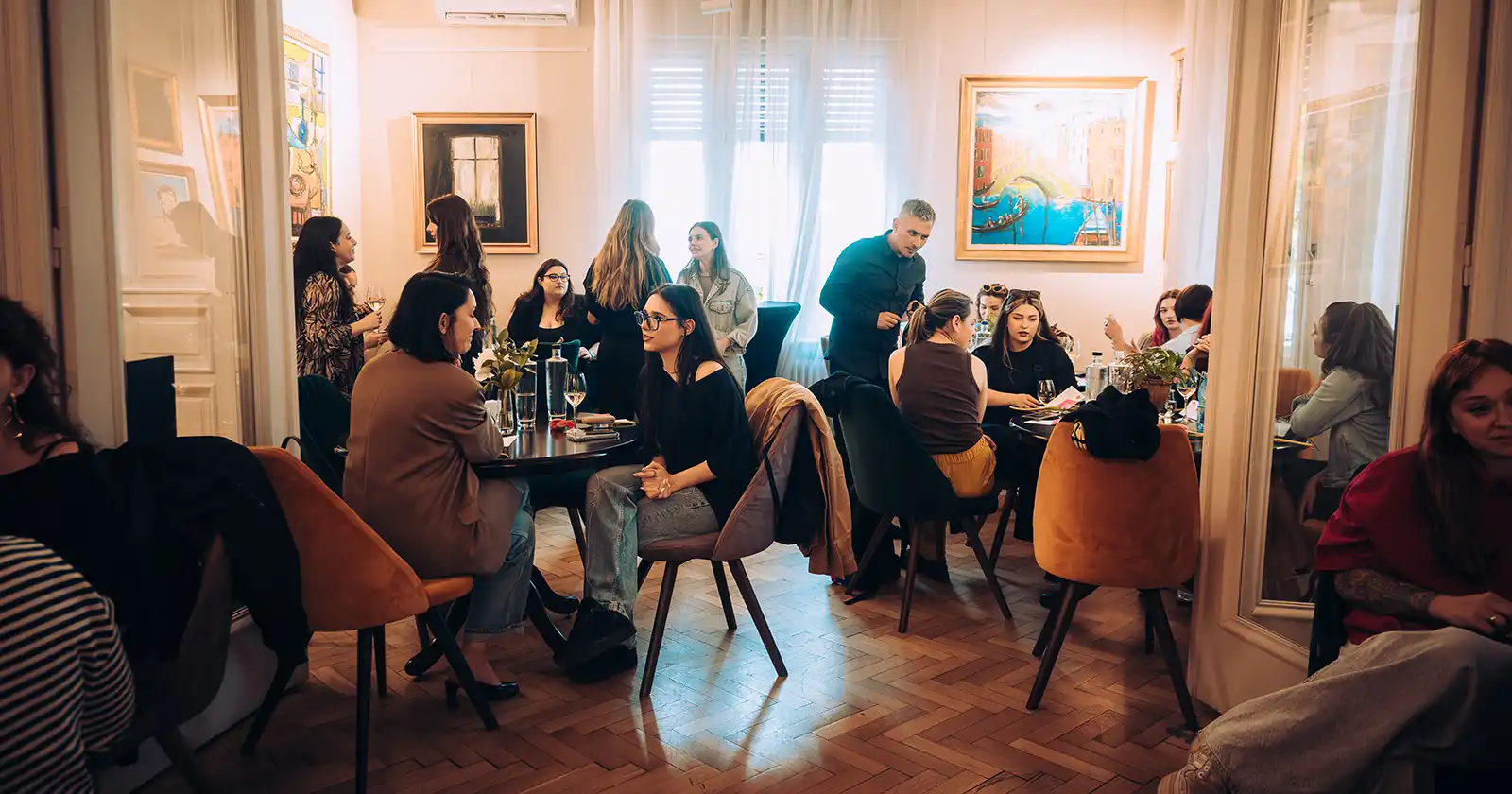 Women in Music Mentorship Program va aduce împreună 10 femei-lider recunoscute în domeniu și 10 tinere aflate la început de drum, într-o călătorie de învățare, networking și transformare profesională.