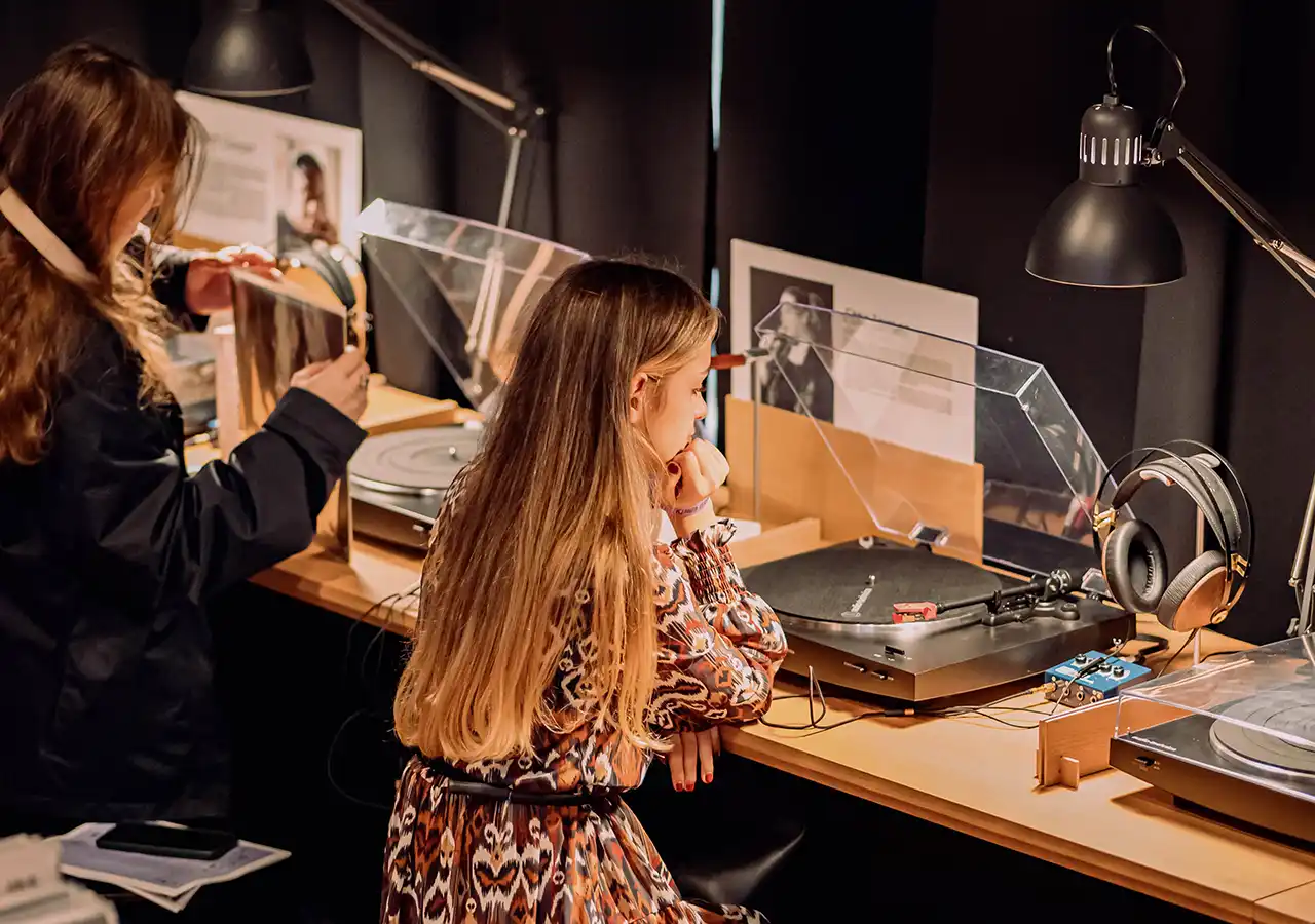Music Gallery are acum o casă permanentă la Cluj: prima expoziție din România dedicată exclusiv muzicii