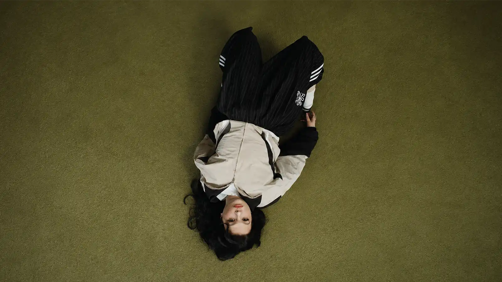 Lola Young revine cu single-ul „From Down Here", prima piesă nouă după succesul global „Messy"