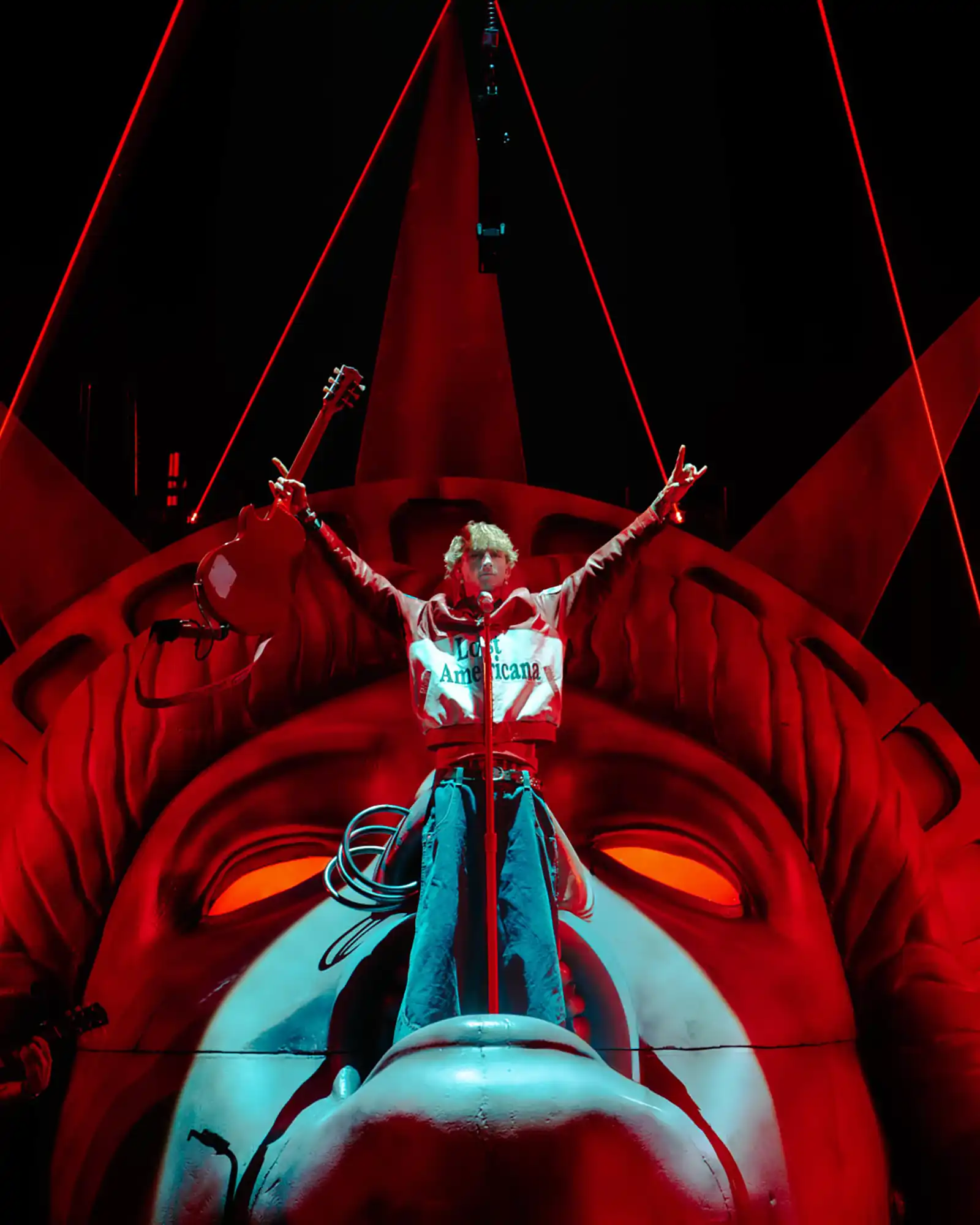 mgk și Wiz Khalifa lansează single-ul „girl next door" mgk și Wiz Khalifa lansează single-ul „girl next door"