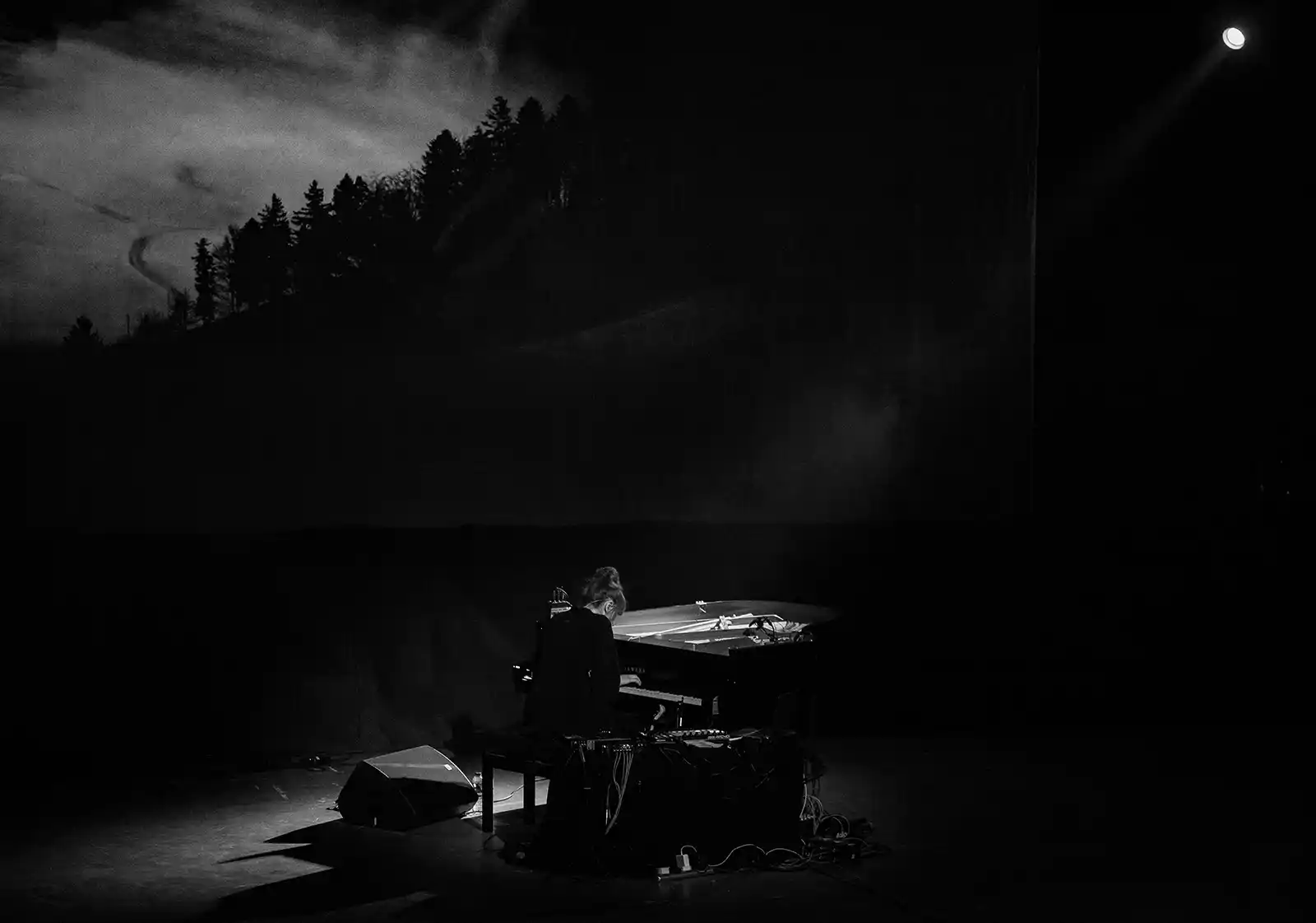 Poppy Ackroyd lansează Liminal Poppy Ackroyd lansează Liminal