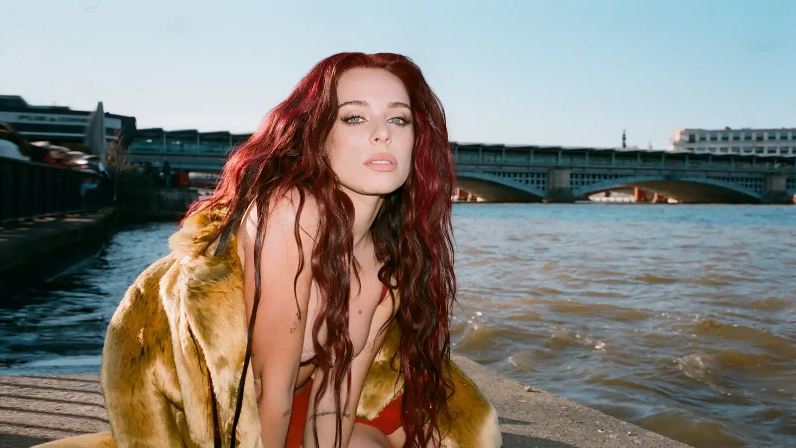 Rose Gray lansează „Club To Your Arms", un nou single dance-pop