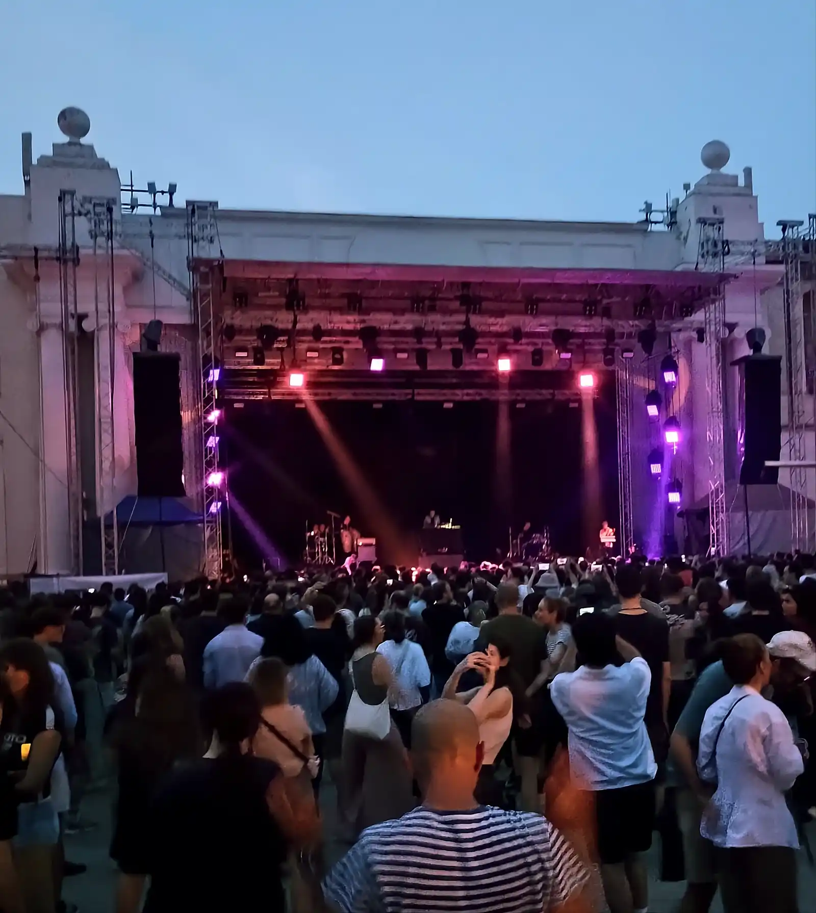 Thievery Corporation au revenit în România cu un concert aniversar de 30 de ani la Arenele Romane din București Thievery Corporation au revenit în România cu un concert aniversar de 30 de ani la Arenele Romane din București