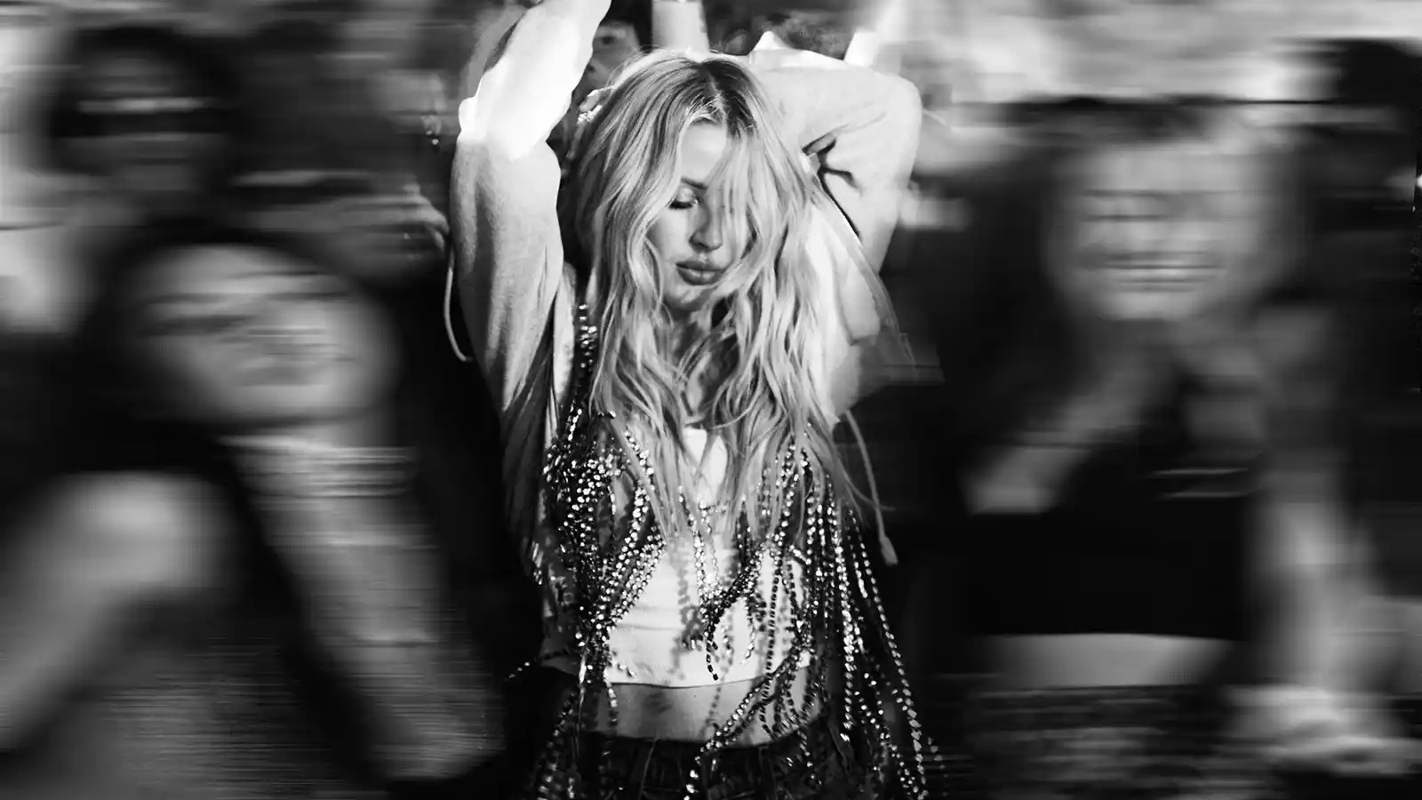 Ellie Goulding lansează videoclipul oficial pentru noul single „Ravers”