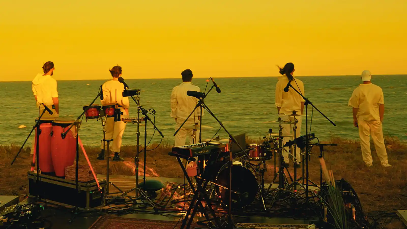 Dl Goe lansează „23”, albumul live filmat pe plaja 23 August, cu marea ca singur spectator