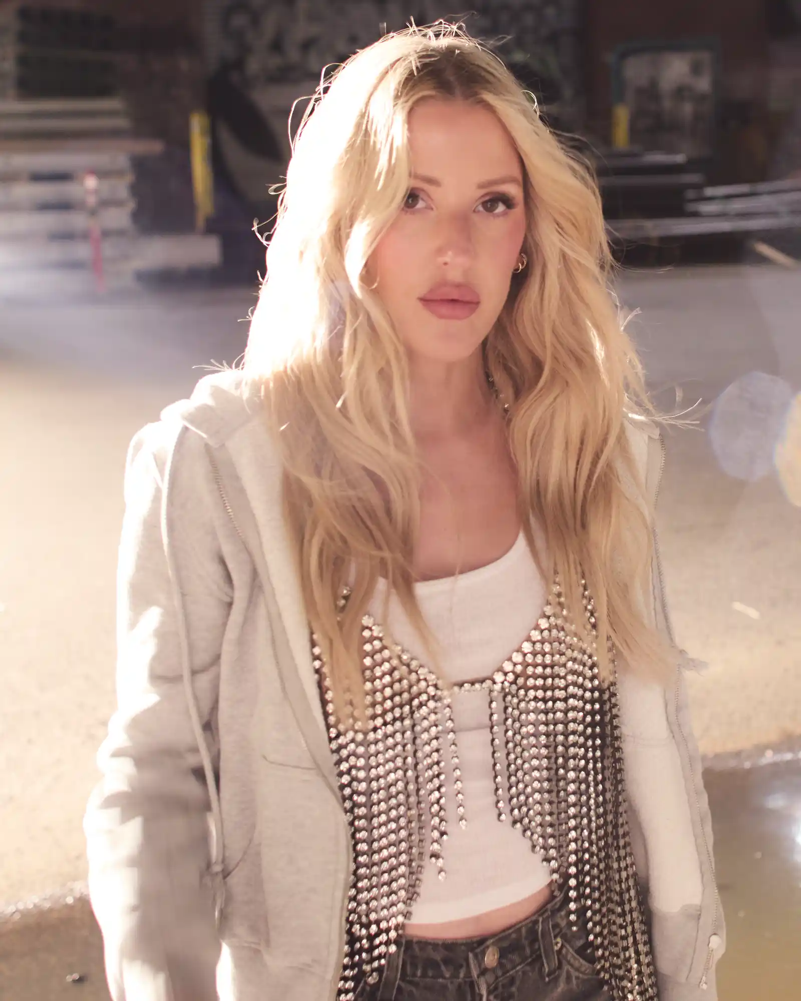Ellie Goulding lansează videoclipul oficial pentru noul single „Ravers”