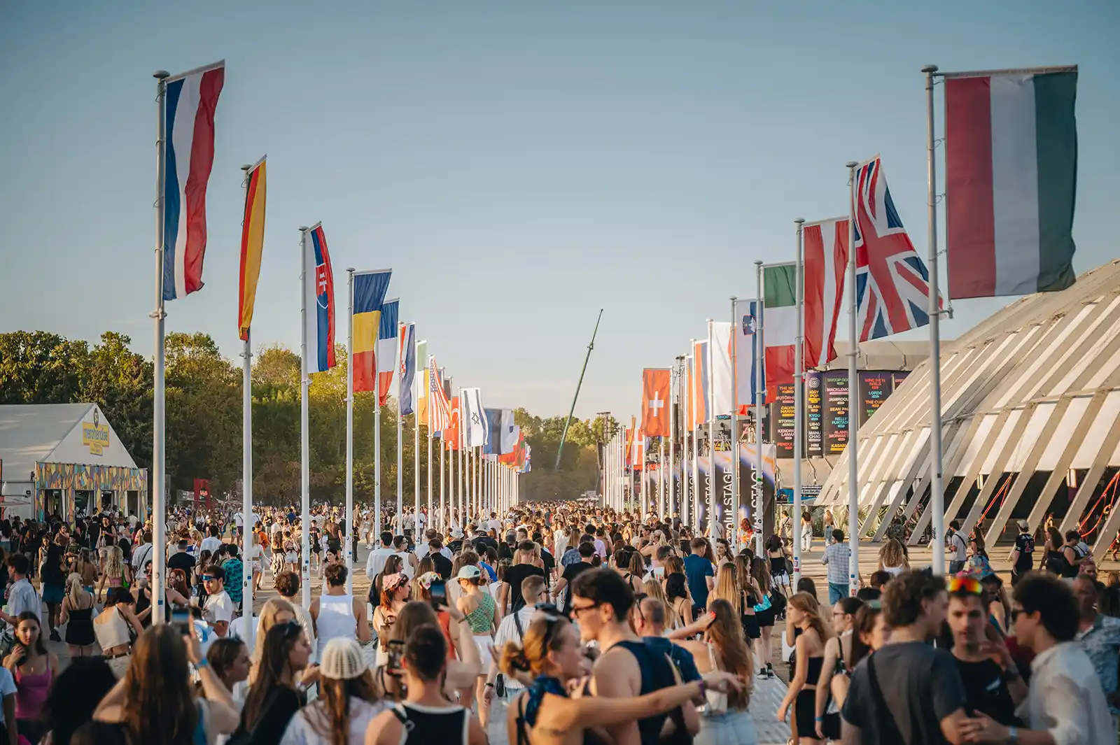 Festivalul Sziget 2026 s-a încheiat: 360.000 de vizitatori din peste 110 țări printre care și România Festivalul Sziget 2026 s-a încheiat: 360.000 de vizitatori din peste 110 țări printre care și România